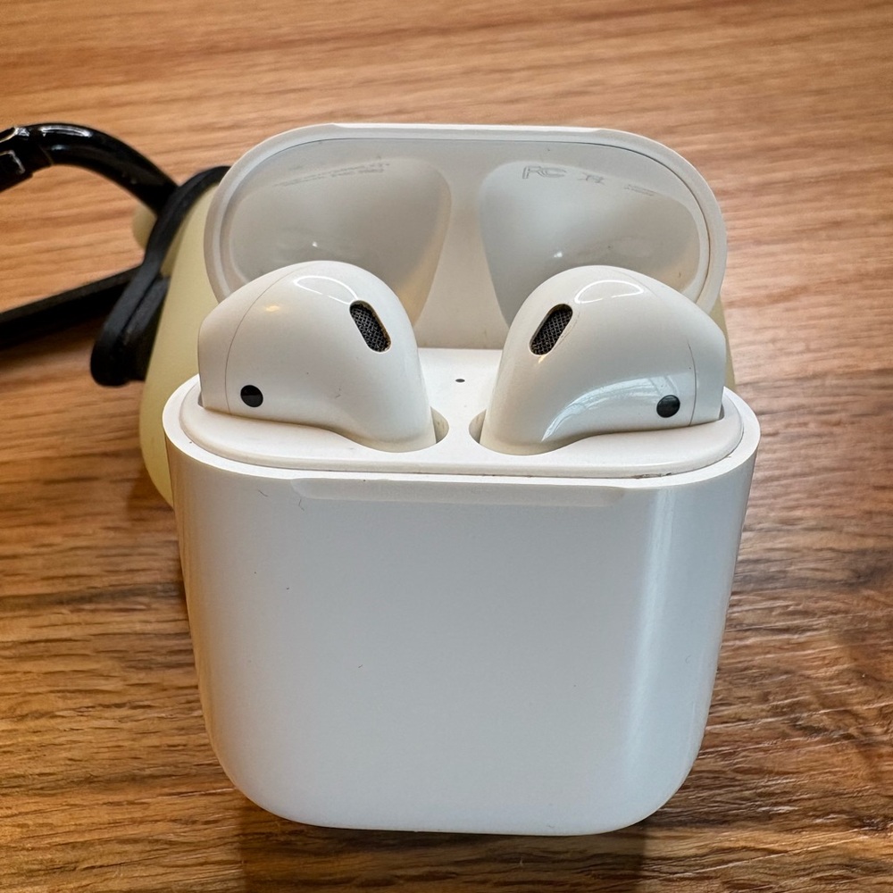 Apple Airpods Generation 2 with Charging Case